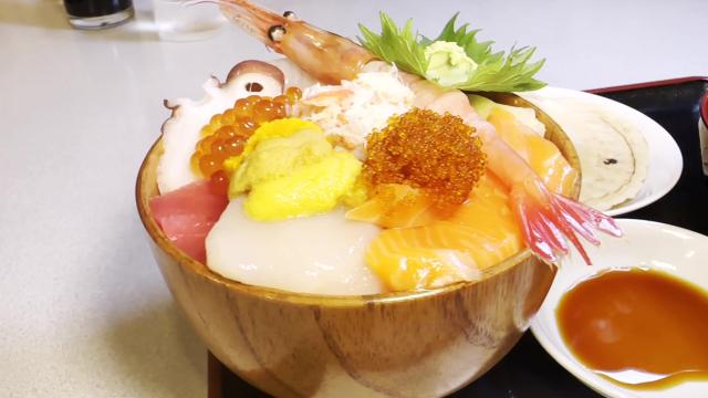 三角市場「さんかく亭」の海鮮丼・カラフル丼とホタテ焼き